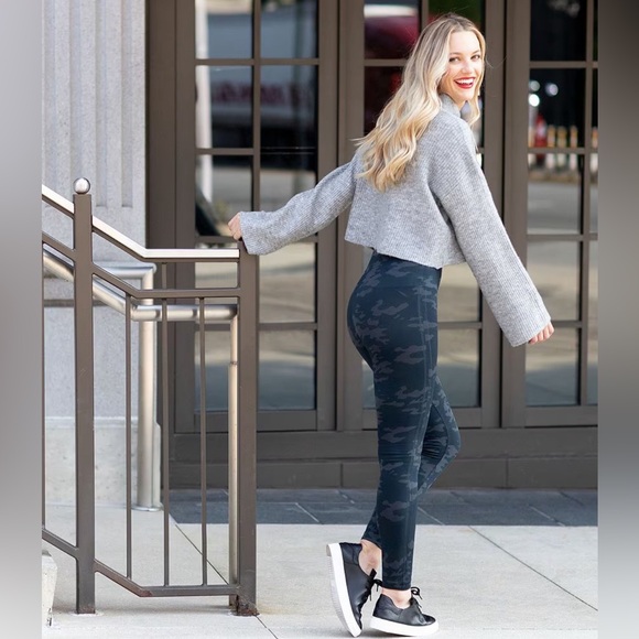 SPANX Look At Me Now Leggings, Medium - Picture 1 of 12